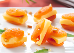 Emmental Grand Affiné et abricots moelleux Emmental Grand Affiné et abricots moelleux