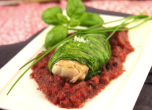 Escalopine de volaille en habit vert, sauce champignons au beurre de betterave