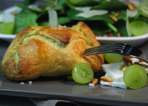 Feuilletés au camembert et salade de pousses d’épinard