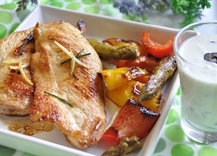 Filets de poulet grillés aux légumes du sud et crème aux olives