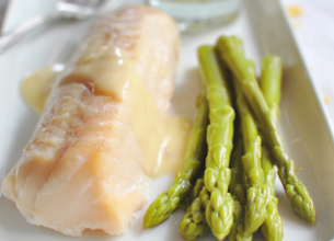 Filets de cabillaud, asperges vertes et sauce hollandaise