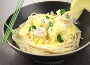 Nid de spaghettis, filets de sole et crème safranée