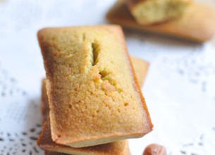 Financier à la noisette et au thé vert