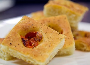 Focaccia au fromage de chèvre et tomates