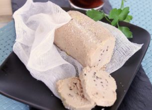 Foie gras confit, prunes au vinaigre
