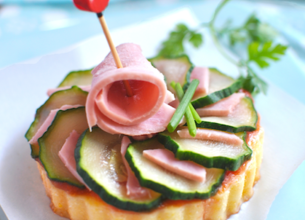 Galettes de polenta, courgettes et jambon blanc, façon pizza