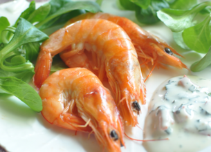 Gambas rôties, salade de mâche et Rondelé