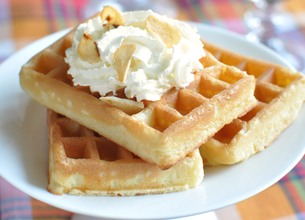 Gaufres salées et crème fouettée à l'ail