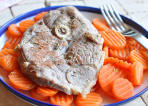 Gigot d'agneau à la carotte et au foin