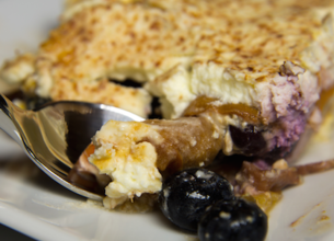 Gratin de pêches, myrtilles et abricots