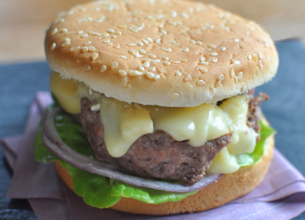 Hamburger au boeuf et au Saint Nectaire