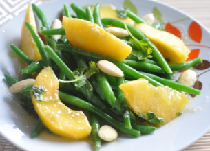 Haricots verts, pêche, amandes fraîches, beurre mousseux à la coriandre