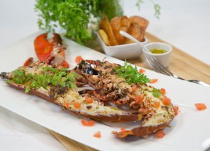 Homard grillé, sauce vierge et chips à l'ail