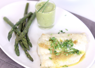 Lieu jaune et flan d'asperges en verrine, beurre de curry-ciboulette