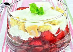 Macération de fraises au balsamique, crème miellée à la cannelle