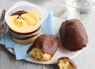 Madeleines en coque de chocolat et son dessert de Mousse Orange La Laitière