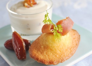 Madeleines au thé, jambon cru, sauce yaourt aux dattes