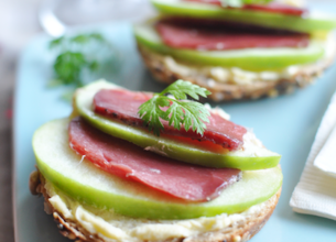 Toasts de magret de canard fumé, pomme verte et sa touche de miel