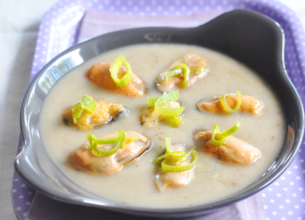 Marinière de moules à la crème de chou-fleur, julienne de poireaux frits