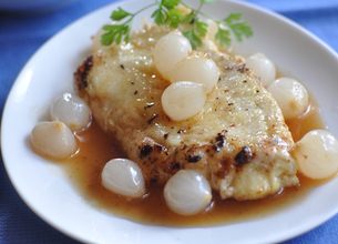 Meunière de dorade aux oignons confits