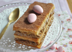 Millefeuille espresso aux éclats de dragées