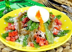 Salade tiède de pois gourmands au parmesan