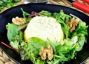 Flan au chèvre, salade d'herbes