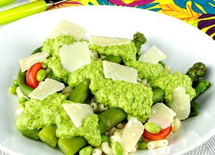 Salade de coquillettes aux légumes à la crème de petits pois