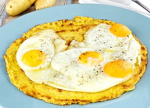 Oeufs au plat sur galette de pommes de terre