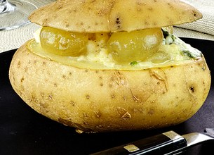 Pommes de terre au four au Roquefort Société et aux raisins