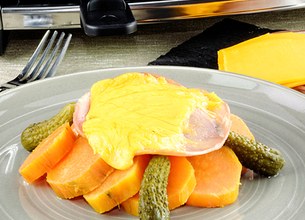 Raclette de patate douce au bacon et au cheddar