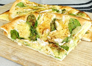 Pizza au Camembert et pousses d'épinard