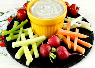 Assortiment de légumes crus au Roquefort Société