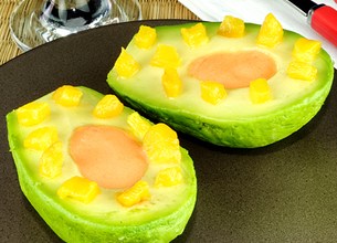 Avocats sauce mousseuse au poivron