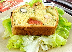 Cake au poulet, tomates cerises et noisettes