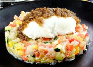Oeuf poché, tartare de légumes et sauce Bagna Caouda