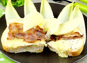 Tartine de Camembert rôtie au lard