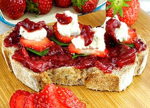 Tartine Rondelé ail et fines herbes, fraises et basilic