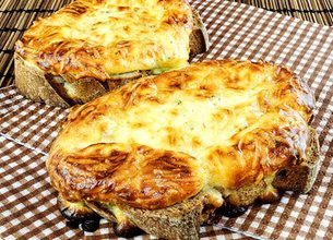Tartines de fromage à l'ail et aux fines herbes