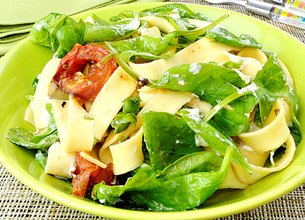 Pappardelle aux épinards et tomates grillées à la ricotta
