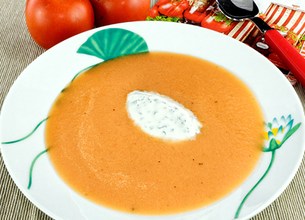 Gaspacho de tomates, yaourt aux herbes