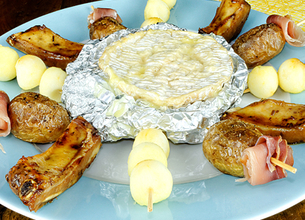 Camembert au barbecue, brochettes et travers de porc