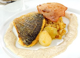 Dorade poêlée à la peau, sauce bacon