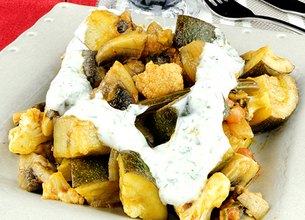 Grecque de légumes, sauce yaourt à la coriandre