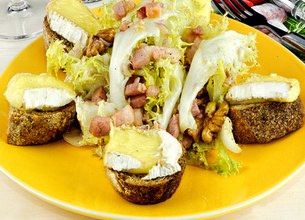 Salade aux croûtons, lard, noix et Camembert