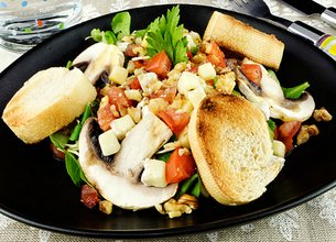 Salade de tomates et mâche au camembert bio