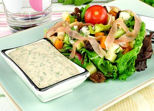 Salade fromagère, sauce yaourt aux herbes