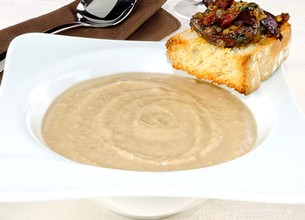 Velouté de châtaignes, tartines de béatilles