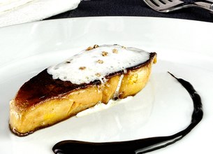 Escalope de foie gras poêlée à la mousse de lait au parfum de cardamome