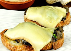Pain grillé, champignons à la raclette